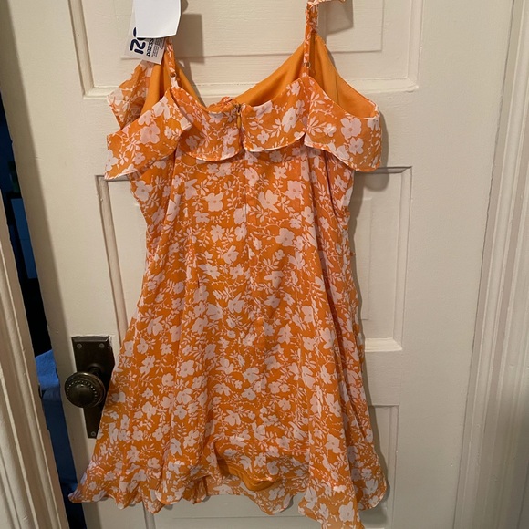 Light orange and white floral dress - Picture 2 of 10